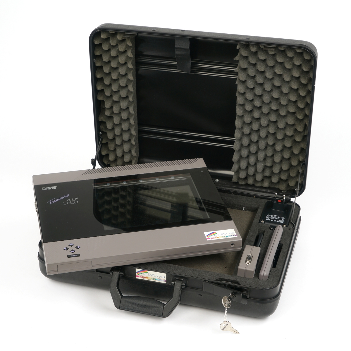 LCD skjerm som kan tilkobles,eks. PC og TV og legges på en tradisjonell overheadprosjektor for fremvisning på  lerret . Skjermen kan også tilkobles digital skjerm på vegg og prosjektor.
Skjermen ligger i en plastkoffert, fòret med skumgummi. Kofferten er delt i to rom ved hjelp av en skillevegg i papp. Kofferten er låsbar med medfølgende 2 nøkler. Bærehåndtak. Det medfølger strømkabel, VGA Buffer og VGA kabel samt en fjernkontroll.