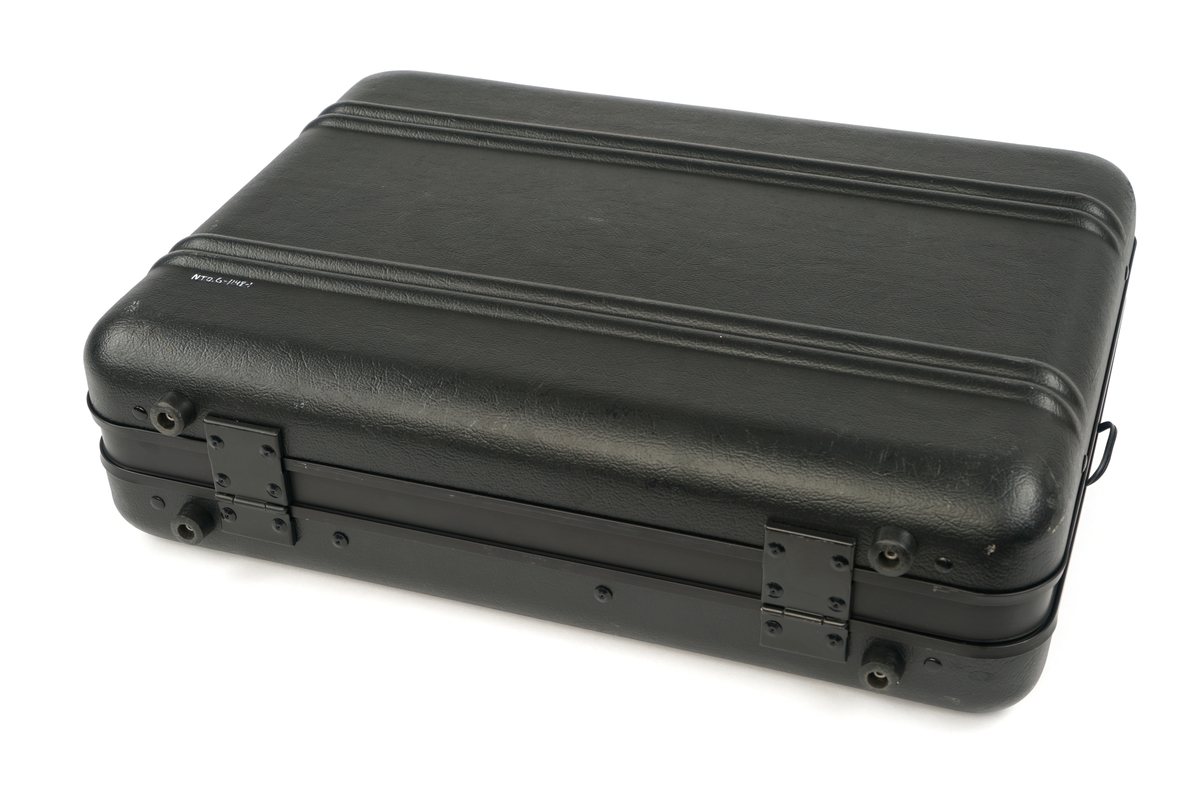 LCD skjerm som kan tilkobles,eks. PC og TV og legges på en tradisjonell overheadprosjektor for fremvisning på  lerret . Skjermen kan også tilkobles digital skjerm på vegg og prosjektor.
Skjermen ligger i en plastkoffert, fòret med skumgummi. Kofferten er delt i to rom ved hjelp av en skillevegg i papp. Kofferten er låsbar med medfølgende 2 nøkler. Bærehåndtak. Det medfølger strømkabel, VGA Buffer og VGA kabel samt en fjernkontroll.