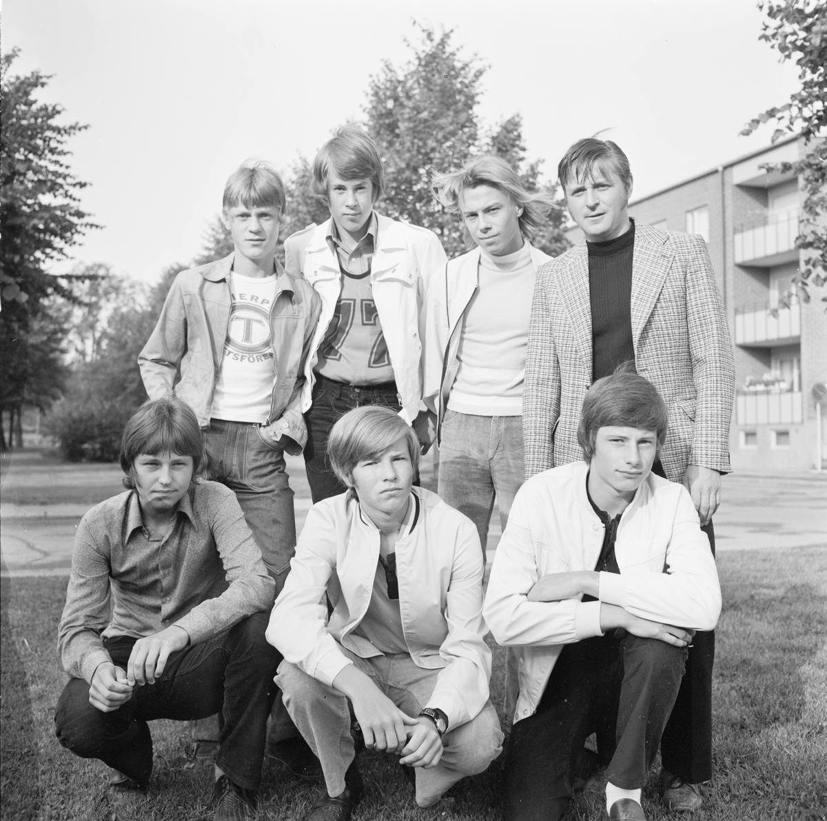 Unga ishockeyspelare på väg till läger i Köpnhamn, Tierp, Uppland, juli 1971