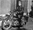 Troedsson, E.O.T. kapten, A 6, på motorcykel.