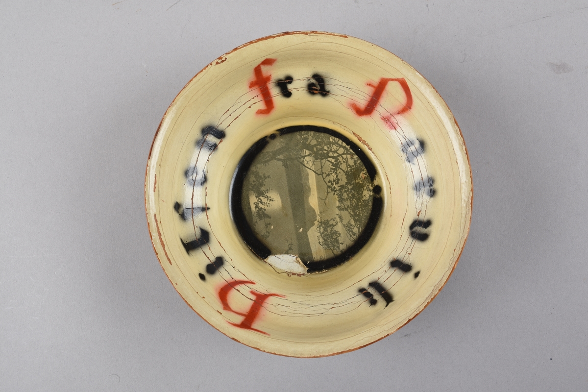 Dreid treskål med dekor på innsida, Flat botn, bølgeforma sider. Inni skåla er det tekst, i botn pålimt fotografi, truleg over Ofotfjorden med Veggfjellet i bakgrunnen. Lakka over fotografiet. Reiseminne