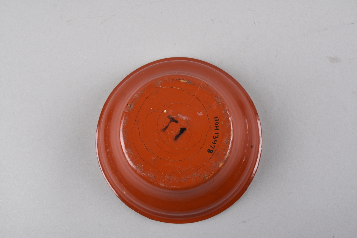 Dreid treskål med dekor på innsida, Flat botn, bølgeforma sider. Inni skåla er det tekst, i botn pålimt fotografi, truleg over Ofotfjorden med Veggfjellet i bakgrunnen. Lakka over fotografiet. Reiseminne