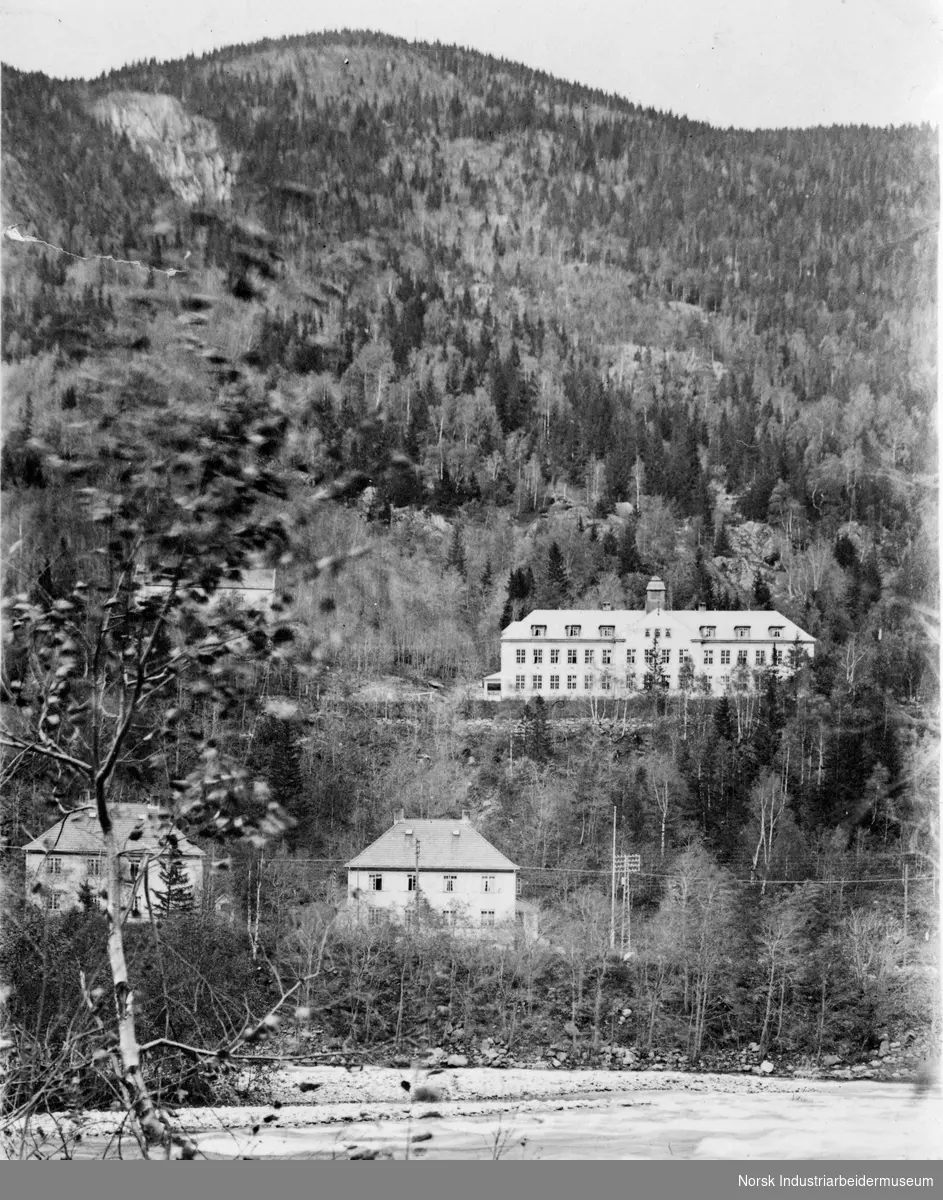 Rjukan sykehus, med firemannsboliger (hustype O) i Sam Eydes gate.