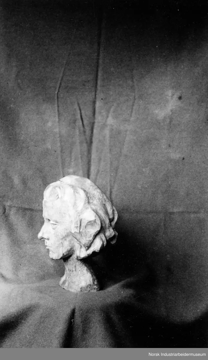 Byste av kvinne, Sophie Poulsson.