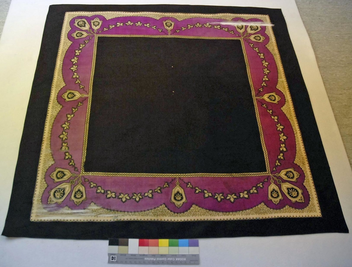 Bord langs alle fire kanter med bladverk, stiliserte blomster og geometriske figurer.