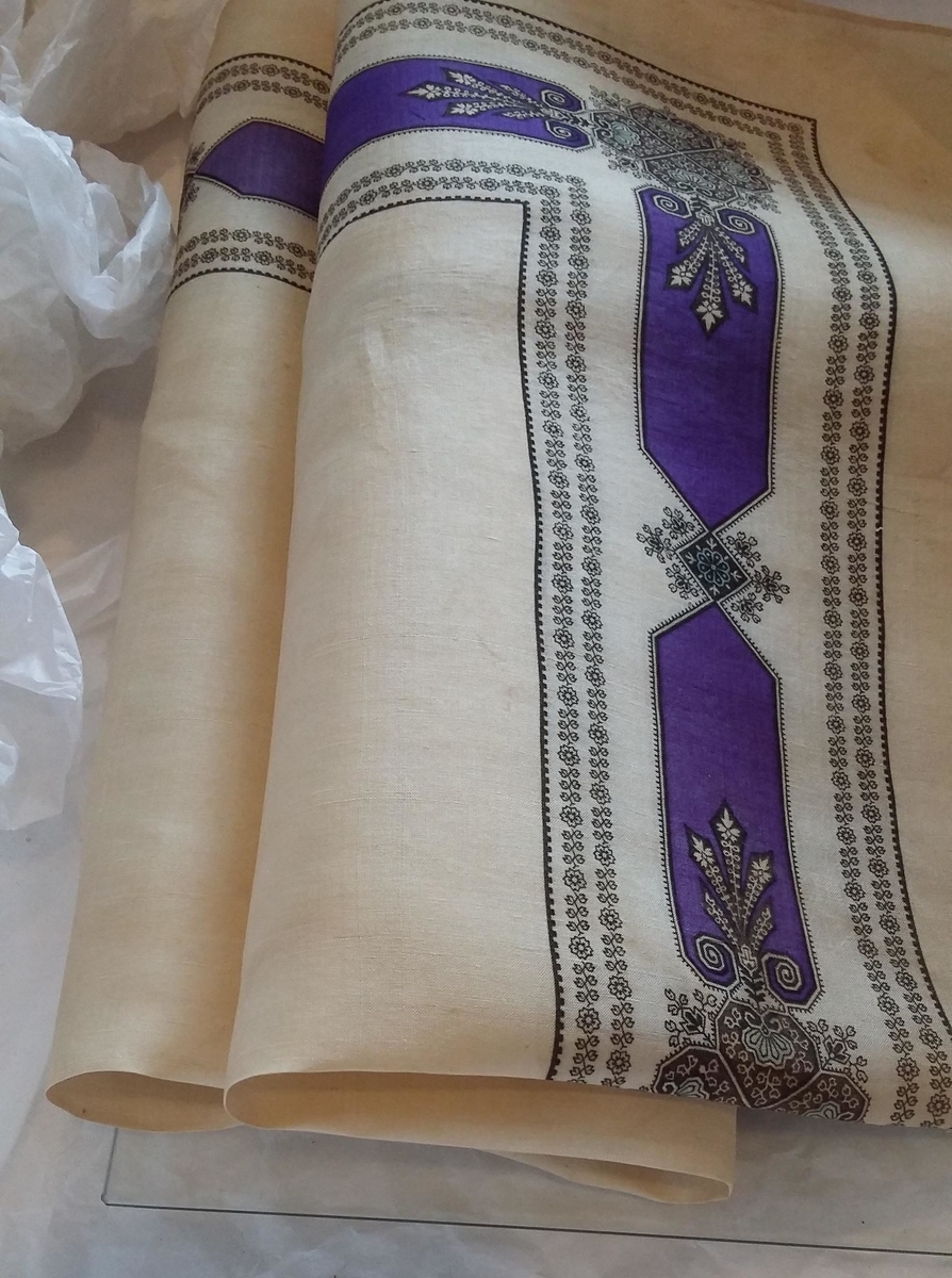 Bord langs alle fire kanter med bladverk, stiliserte blomster og geometriske figurer.