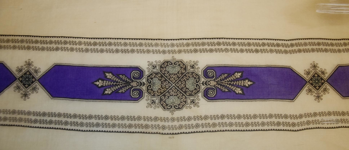 Bord langs alle fire kanter med bladverk, stiliserte blomster og geometriske figurer.