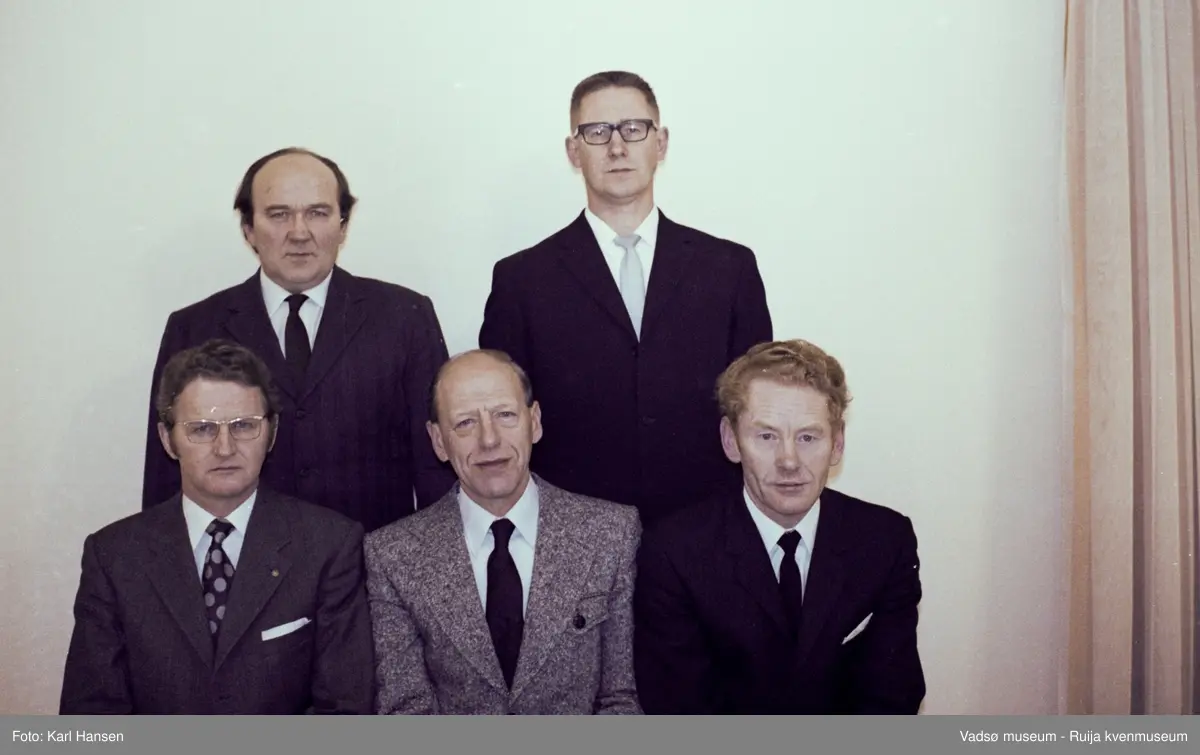 Fiskernes bank 1974. Styret i Fiskernes Bank. Vadsø.
1.rekke fra venstre: Banksjef  Per Inge Ballo, Styreformann Jacob Gundersen (disponent Vadsø SIldoljefabrikk), ukjent.
Informant; Sigrunn Ballo, født 1952
2.rekke fra venstre; Fisker Jakob Mietinen, kjøpmann Harald Hansen.