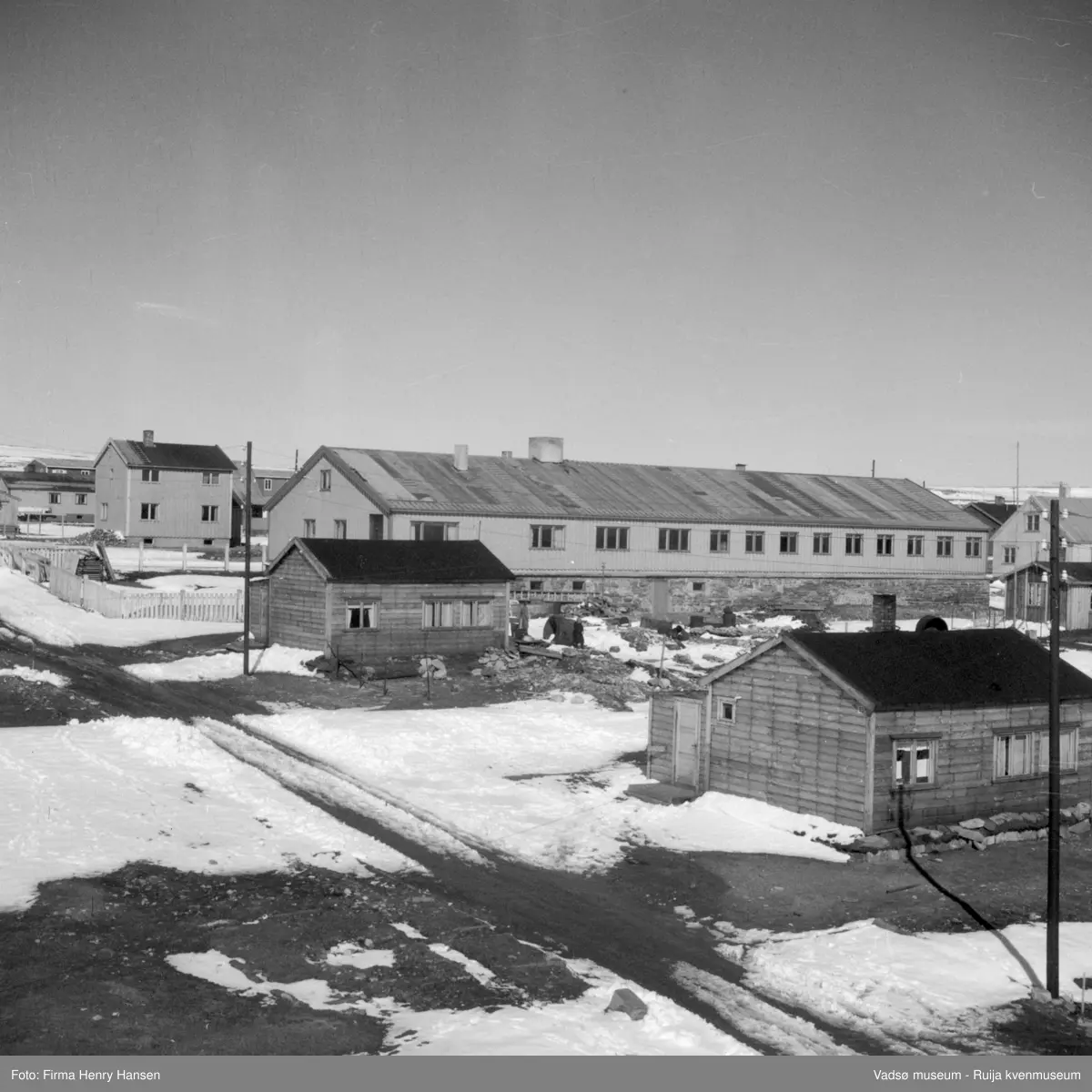 Vadsø, Gjenreisningshus. Fiskergata til venstre i bildet. Det store,lange bygget er Fylkesbrakka i Bergstien.