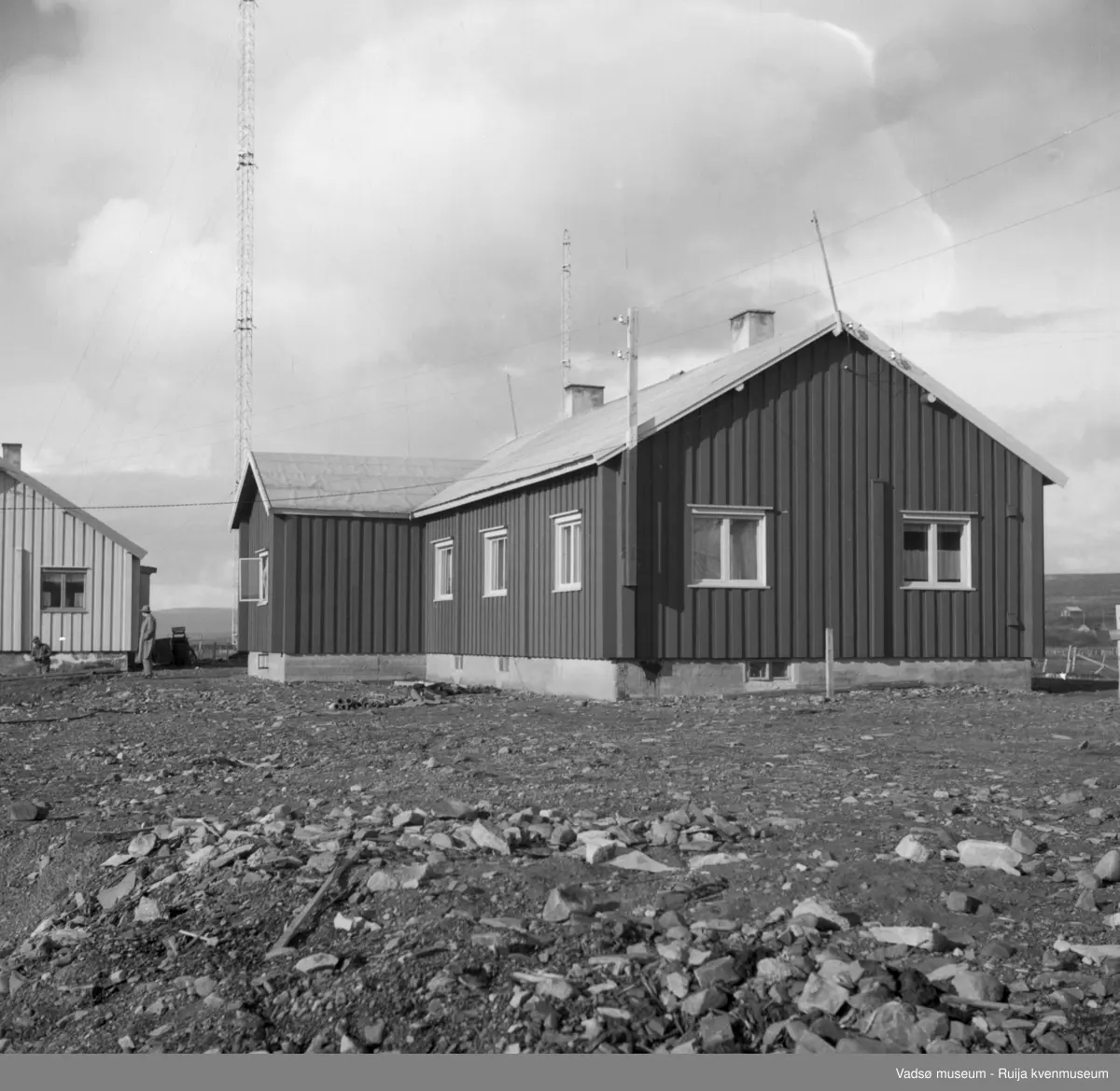 Enebolig i Grensen, ble også kalt "Raet". Bildet er tatt mot nordvest, i bakgrunnen ser man kringkastingsmasta.