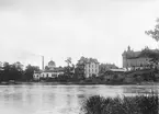 Kuranläggningen Kneippbaden i Norrköping 1902.  Badet tillkom 1898 efter förebild i Sebastian Kneipps anläggning Wörishofen i Bayern. Femöresbron anlades för att kurgästerna skulle kunna ta sig över Motala ström till Folkparken. Vy över Motala ström från Himmelstalund.