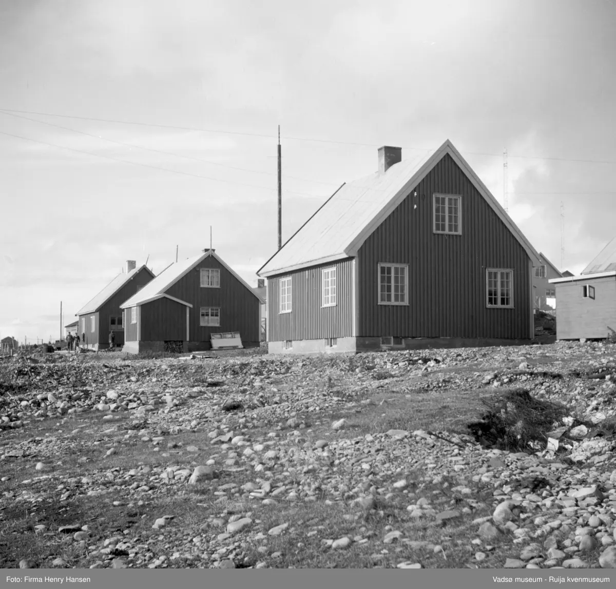 Vadsø, Bildet tatt mot nordvest. Ferdige 1 1/2 etg. bolighus i forgrunnen. Radiomastene til Finnmark kringkaster i bakgrunnen.