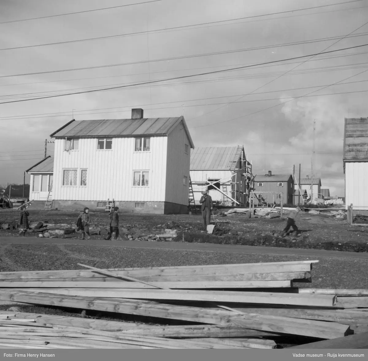 Vadsø, Bildet er tatt mot nord. Gjenreisningshus. Radiomasta i nord.