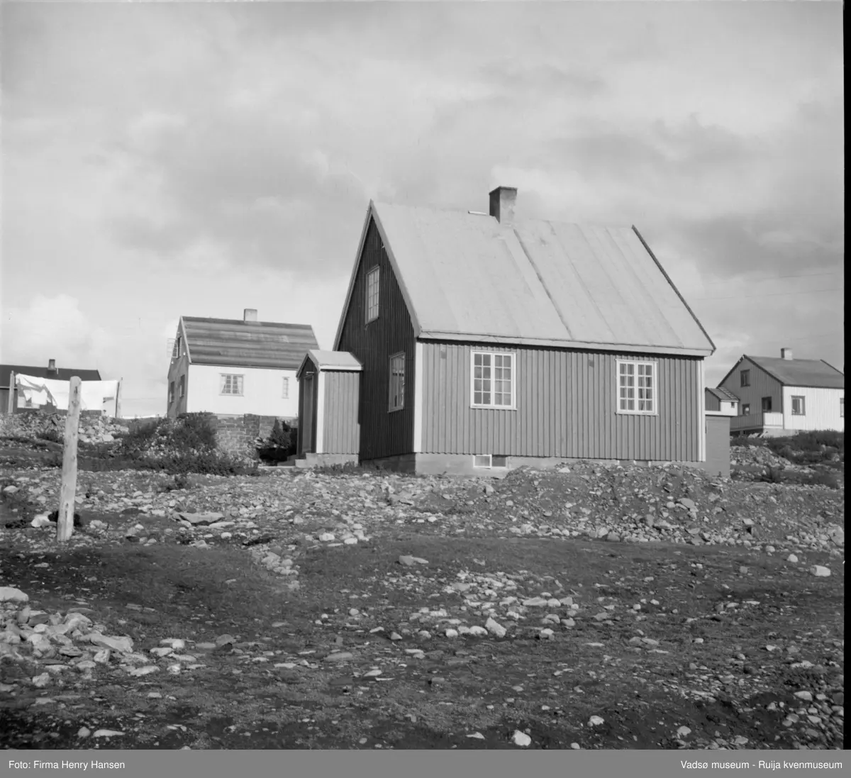 Vadsø, Gjenreisningshus. Klesvask henger til tørk ved huset i bakgrunnen