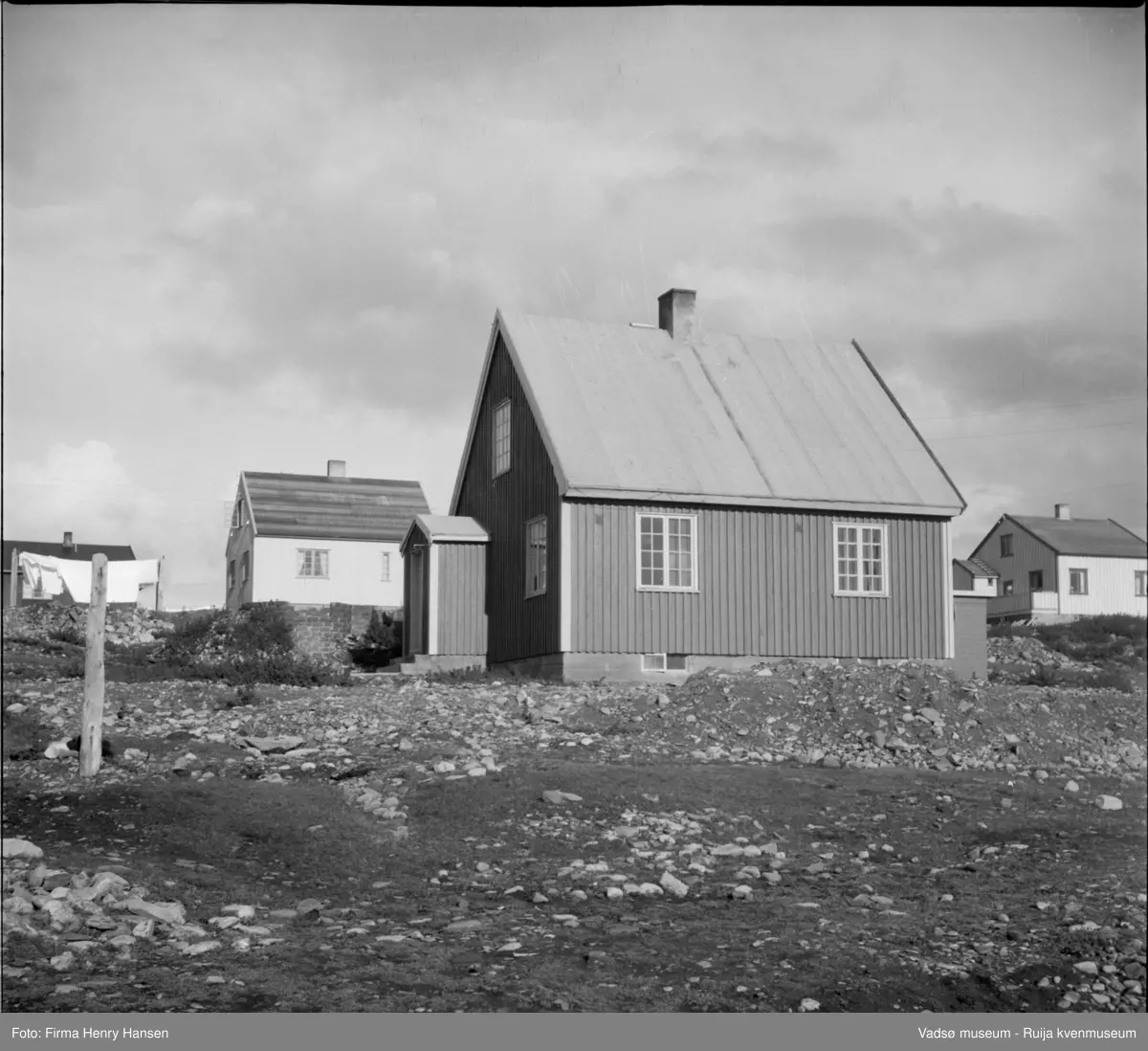 Vadsø, Gjenreisningshus. Klesvask henger til tørk ved huset i bakgrunnen. Bildet er omtrent identisk med bilde nr 340