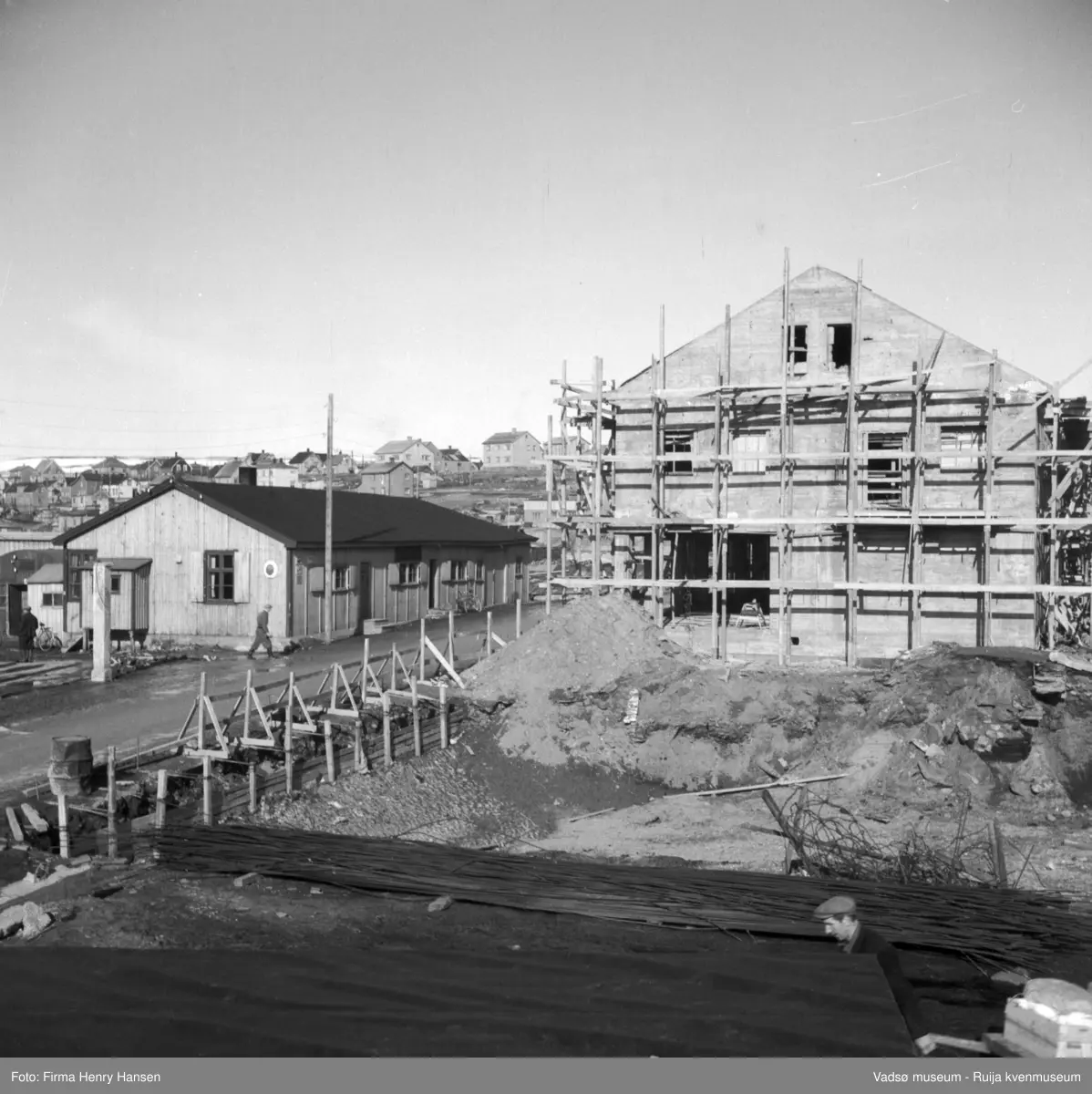 Vadsø sentrum. Gjenreisninga igang i Tollbugata. Bildet er tatt mot nordvest og Indrebyen ses bak i bildet.