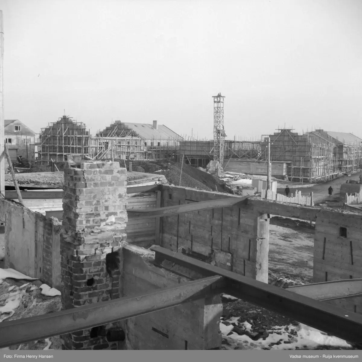 Vadsø sentrum. Gjenreisninga av Sentrum i full gang. Forretningsbyggene rundt Torget, øst for Tollbugata ; bla Rolf Hansen, Henry Hansen, Baker Henriksen under oppføring.