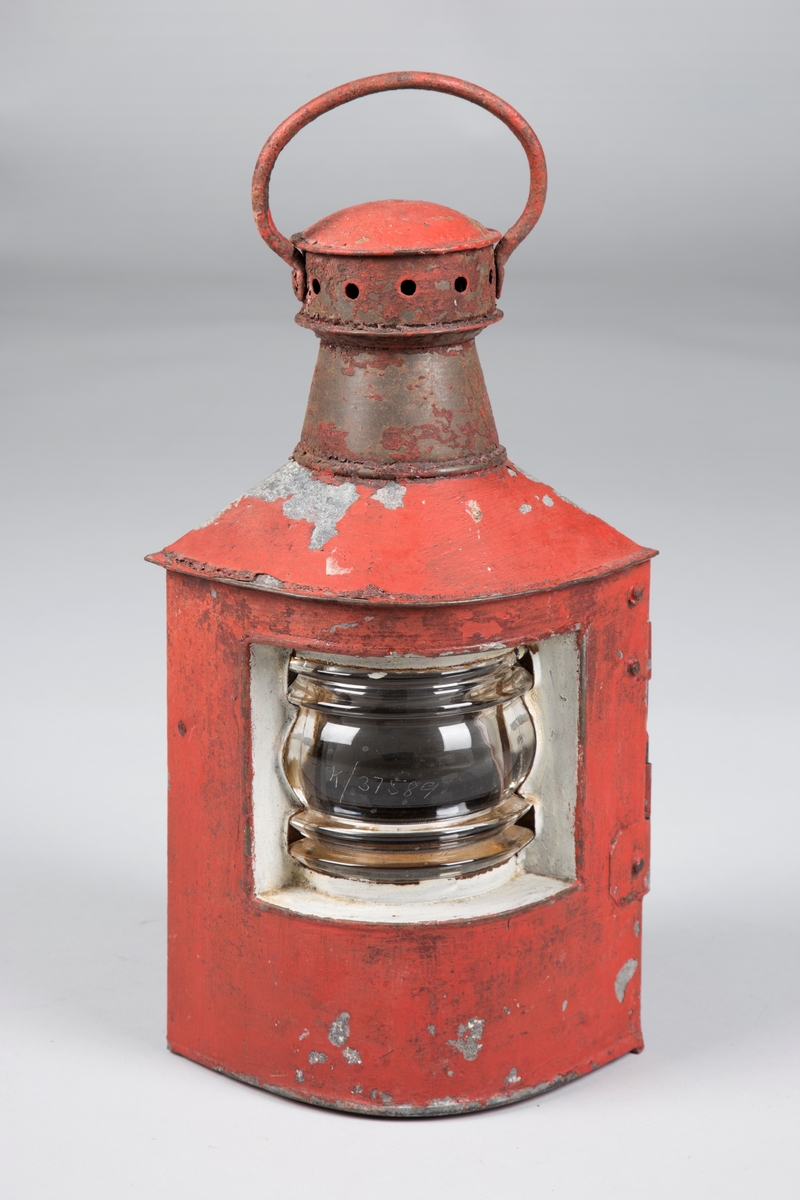 Babord sidelandterne i jern og glass. Tradisjonell.
Brukt som navigeringslys for skip.

Tilstand: Bra.