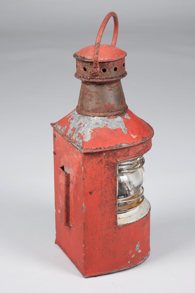 Babord sidelandterne i jern og glass. Tradisjonell.
Brukt som navigeringslys for skip.

Tilstand: Bra.