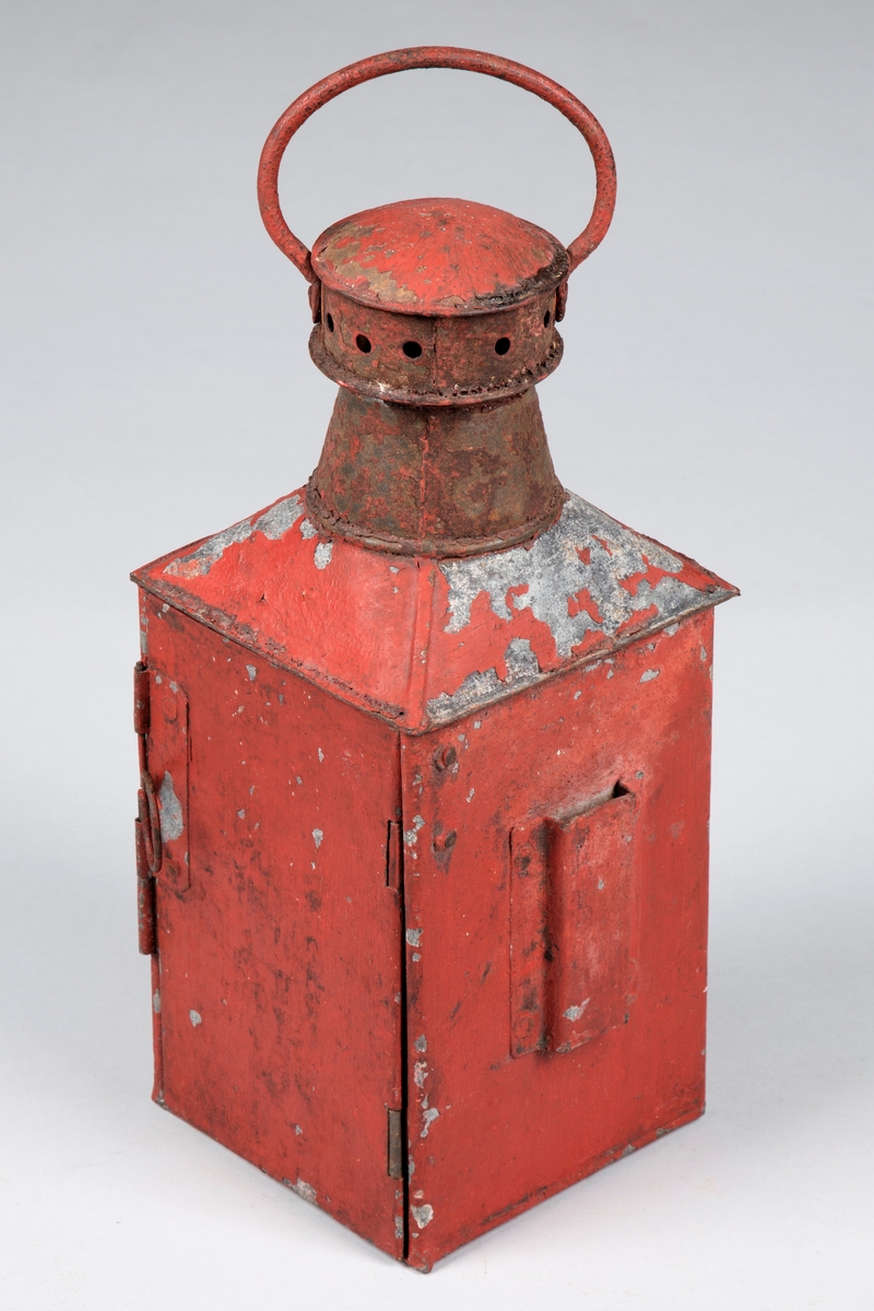 Babord sidelandterne i jern og glass. Tradisjonell.
Brukt som navigeringslys for skip.

Tilstand: Bra.