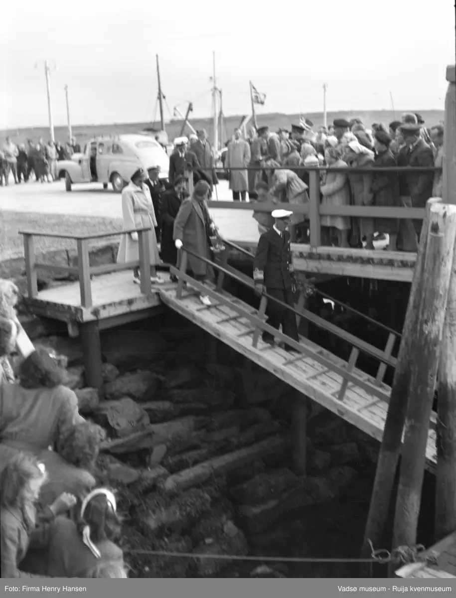 Vadsø. Kongebesøk i Vadsø 1950. Kong Haakon og resten av kongefølget på vei ned trappa fra kaia til sjaluppen. 
Kong Haakon og kronprinsfamilien besøkte Vadsø 25.-26.7.1950 i forbindelse med en større rundreise i Nord-Norge sommeren 1950. Under besøket sto "biltur gjennom byen" og "besøk på sykehuset" på programmet.            
Kilde: Det kongelige hoff, Arkivet