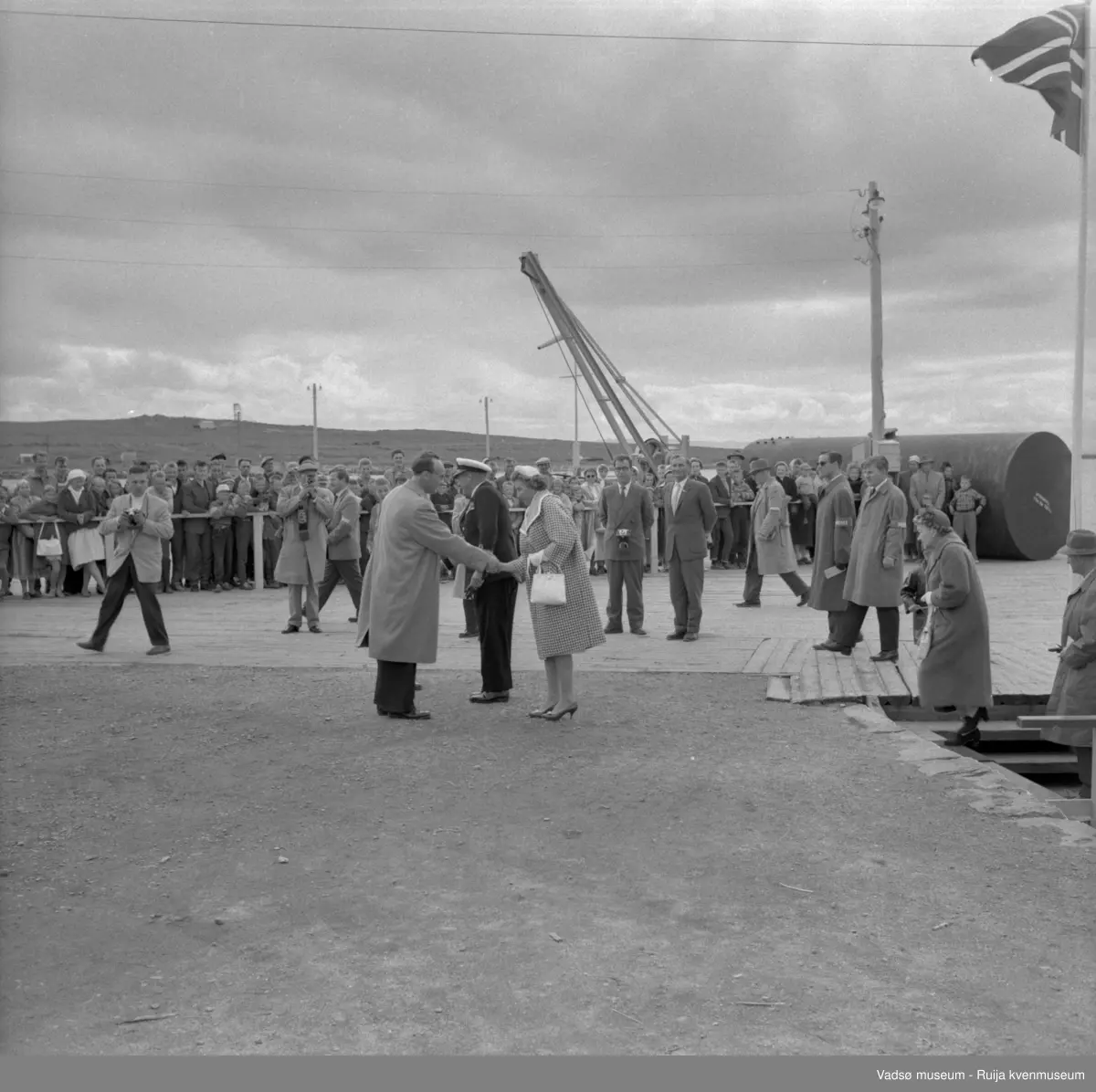 Vadsø juli 1959. Kongebesøk. Vadsø havn, dampskipskaia. Prinsesse Astrid hilser på ordfører Anders Aune, kong Olav står til høyre for Astrid