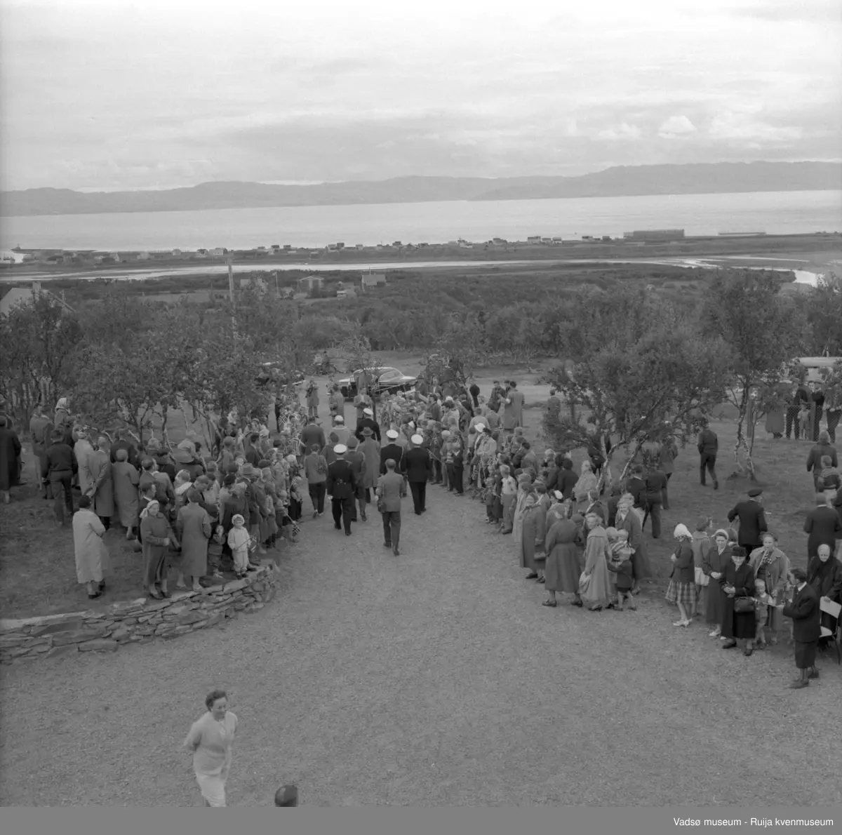 Vestre Jakobselv juli 1959. Kongebesøk.Kongen med følge forlater barnehjemmet Vårsol.