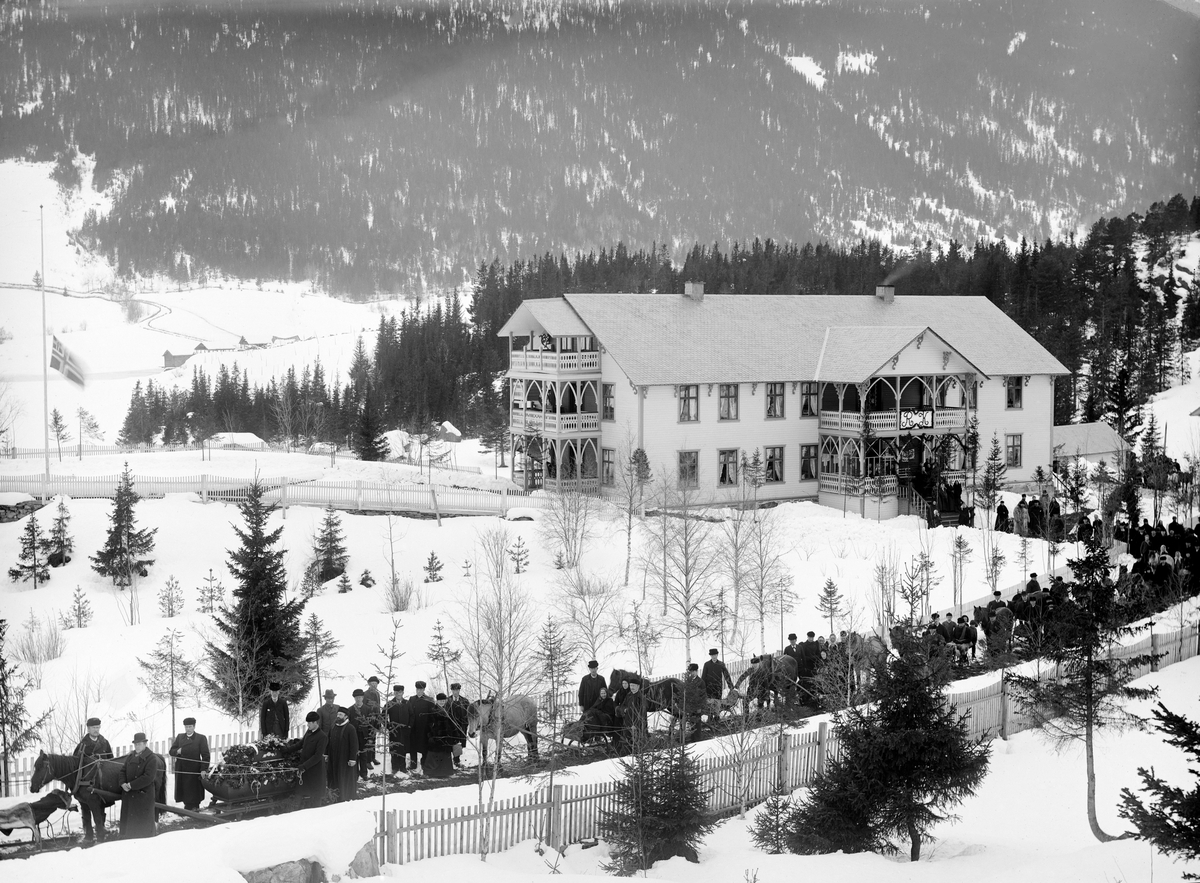 Valdres, Røn, Vestre Slidre, Ragnvald Kjørnæs' begravelse, begravelsesfølge som kommer fra Fosheim Hotel