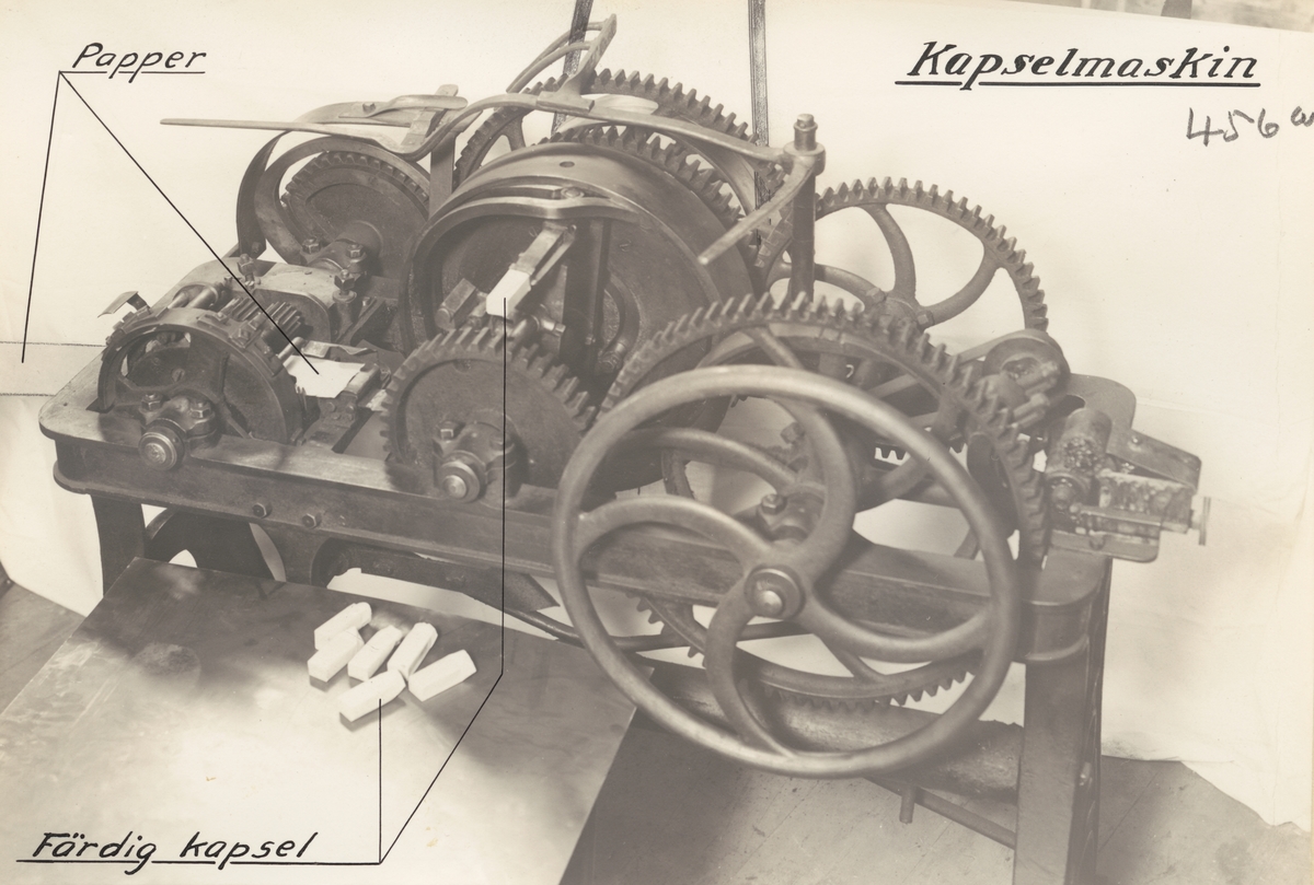 Maskin för automatisk framställning av papperskapslar för fosforstickog. Konstruerad av Alexander Lagerman på 1870-talet.