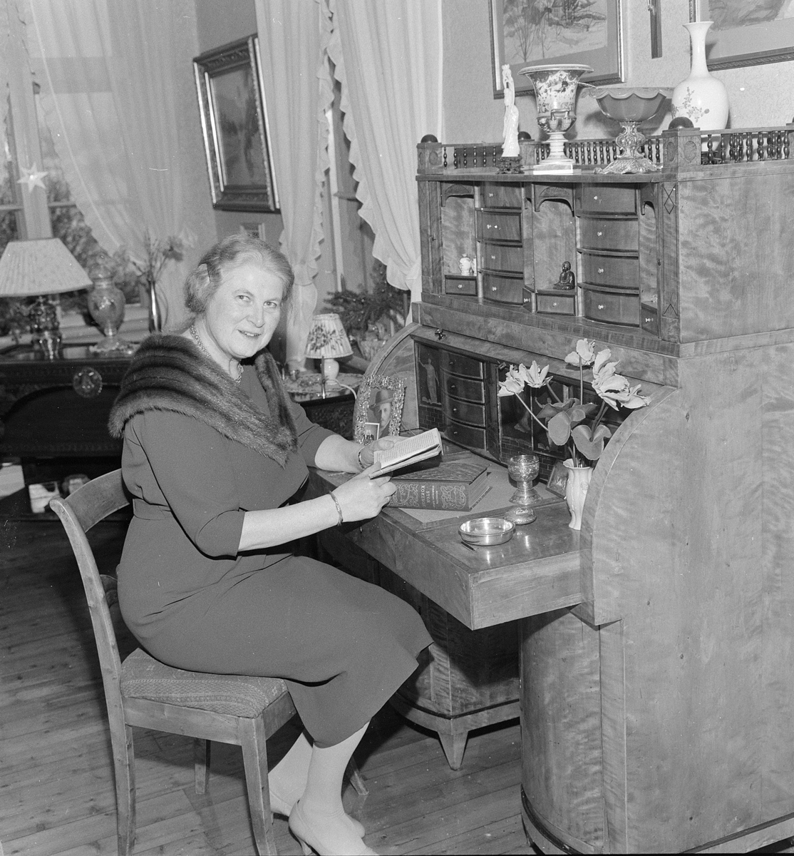 Vang Prestegård, Sogneprest Øystein Hovden (1901-1980) og Astrid Hovden (1900-) født Beichmann, hjemmefoto "Magasinet for alle 1962. nr 13" Famliegrupper, eksteriør, vinter, tre barn,