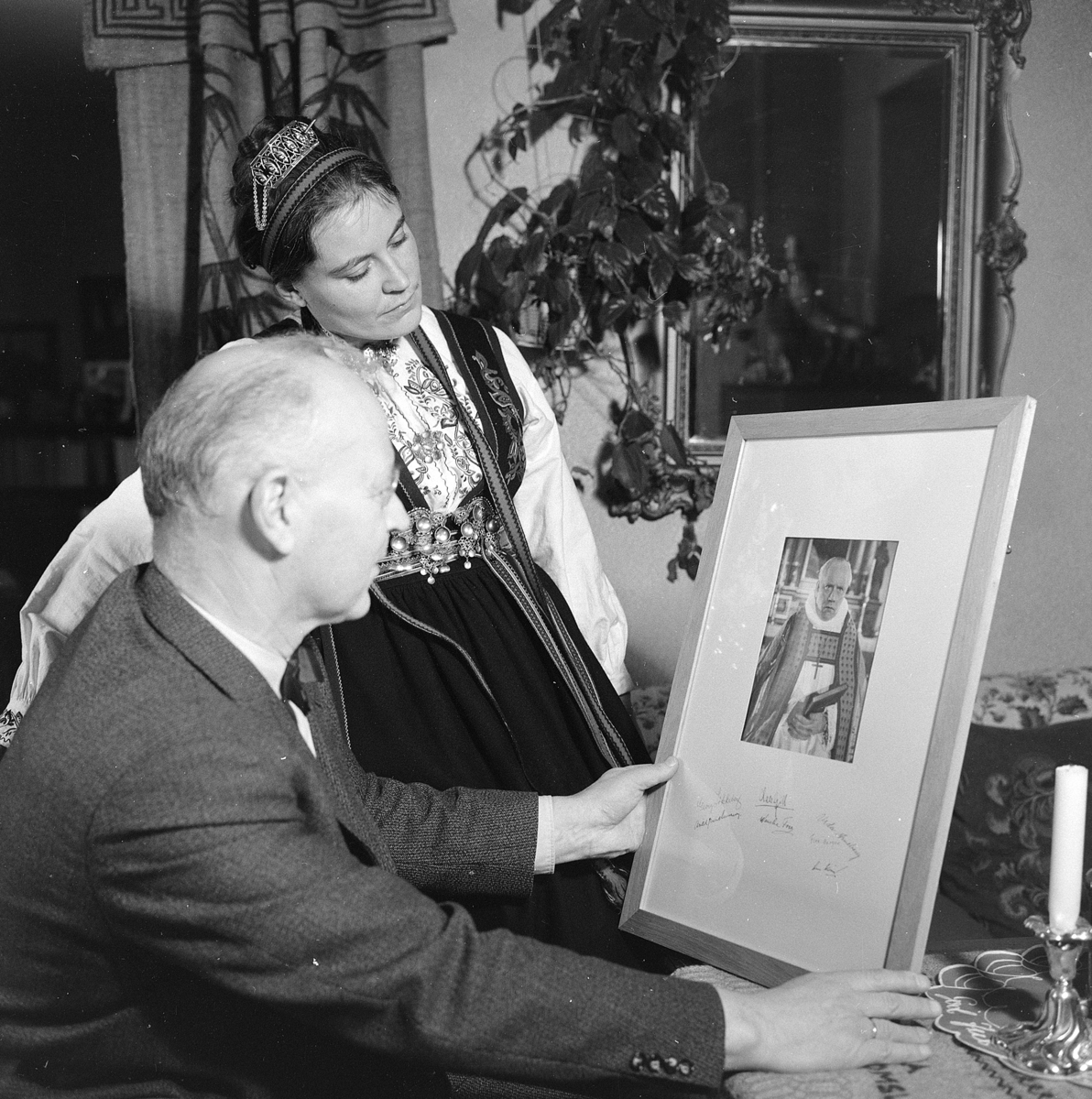 Vang Prestegård, Sogneprest Øystein Hovden (1901-1980) og Astrid Hovden (1900-) født Beichmann, hjemmefoto "Magasinet for alle 1962. nr 13" Famliegrupper, eksteriør, vinter, tre barn,