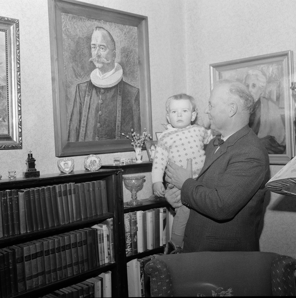 Vang Prestegård, Sogneprest Øystein Hovden (1901-1980) og Astrid Hovden (1900-) født Beichmann, hjemmefoto "Magasinet for alle 1962. nr 13" Famliegrupper, eksteriør, vinter, tre barn,