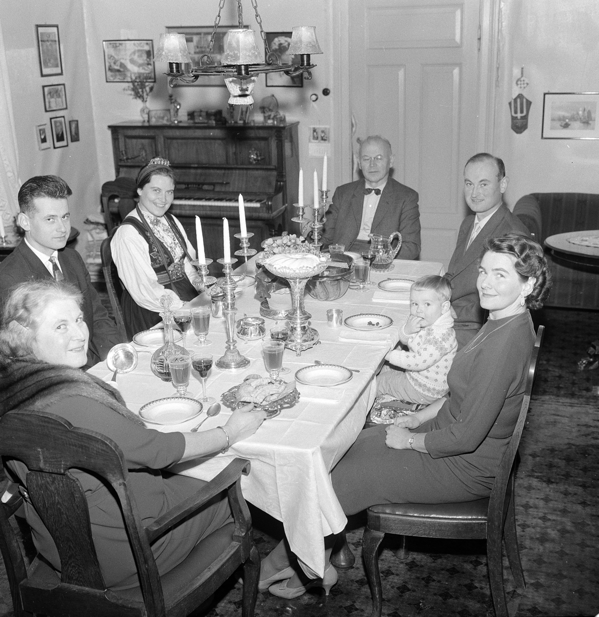 Vang Prestegård, Sogneprest Øystein Hovden (1901-1980) og Astrid Hovden (1900-) født Beichmann, hjemmefoto "Magasinet for alle 1962. nr 13" Famliegrupper, eksteriør, vinter, tre barn,