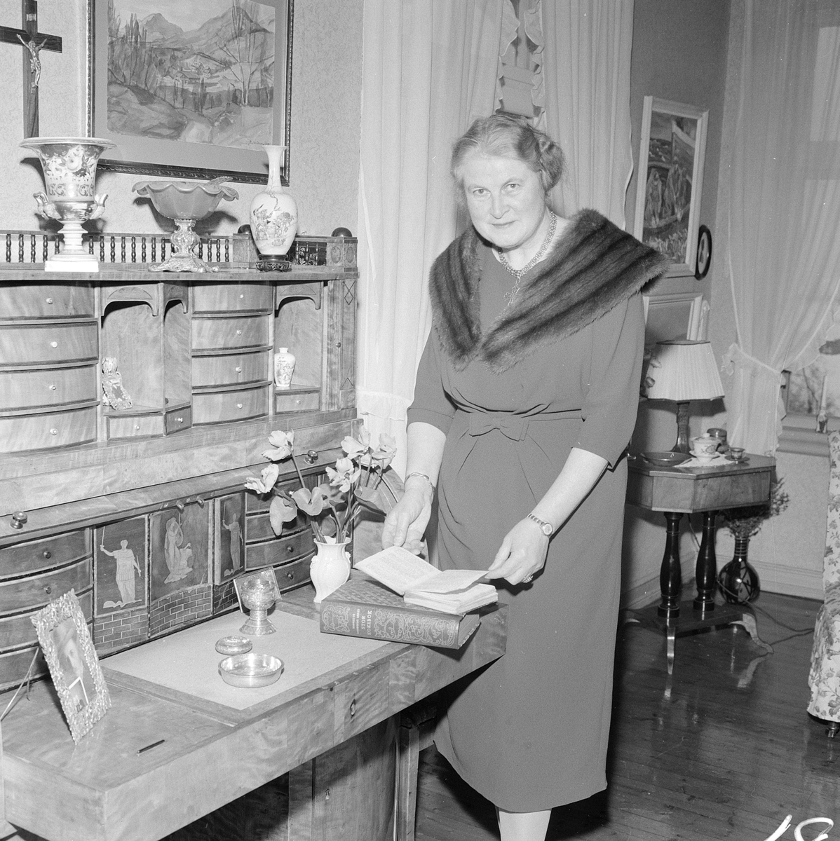 Vang Prestegård, Sogneprest Øystein Hovden (1901-1980) og Astrid Hovden (1900-) født Beichmann, hjemmefoto "Magasinet for alle 1962. nr 13" Famliegrupper, eksteriør, vinter, tre barn,