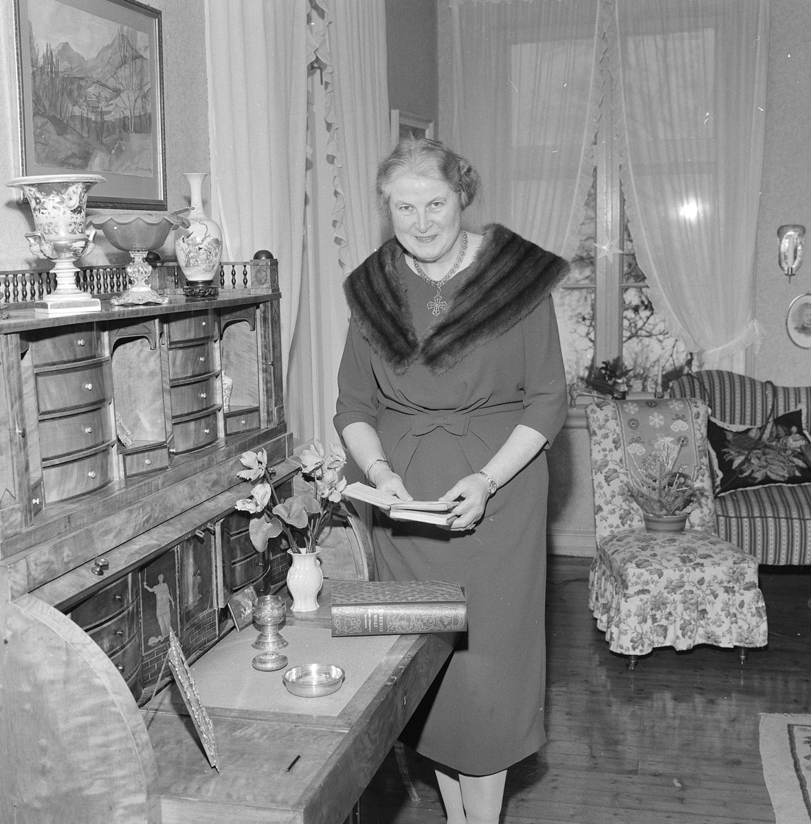 Vang Prestegård, Sogneprest Øystein Hovden (1901-1980) og Astrid Hovden (1900-) født Beichmann, hjemmefoto "Magasinet for alle 1962. nr 13" Famliegrupper, eksteriør, vinter, tre barn,