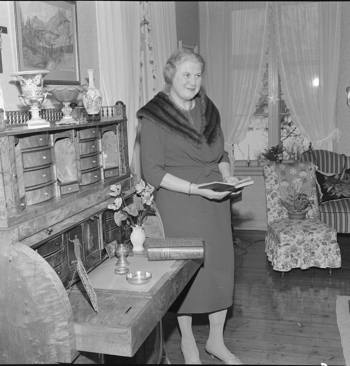 Vang Prestegård, Sogneprest Øystein Hovden (1901-1980) og Astrid Hovden (1900-) født Beichmann, hjemmefoto "Magasinet for alle 1962. nr 13" Famliegrupper, eksteriør, vinter, tre barn,