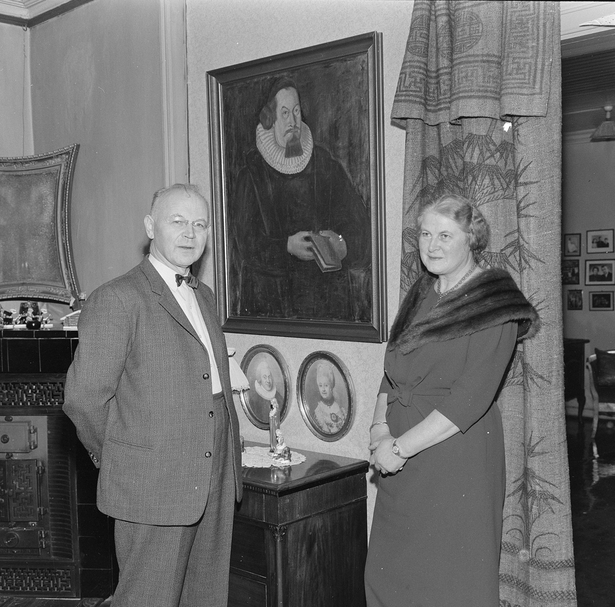 Vang Prestegård, Sogneprest Øystein Hovden (1901-1980) og Astrid Hovden (1900-) født Beichmann, hjemmefoto "Magasinet for alle 1962. nr 13" Famliegrupper, eksteriør, vinter, tre barn,