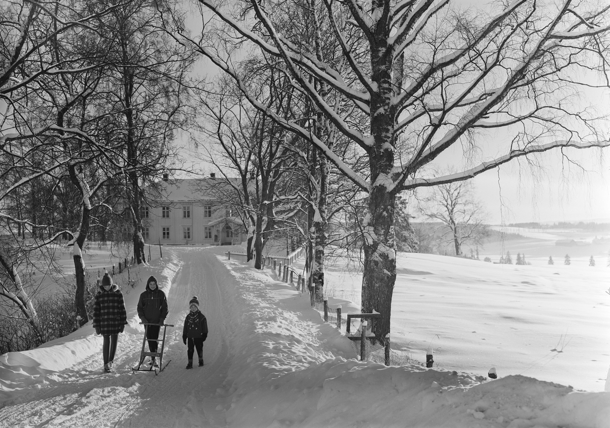 Sogneprest Ø. Hovden, Vang, hjemme på Vang prestegård for "Magasinet for alle" Famliegrupper, eksteriør, vinter, bjørkealle, tre barn, ukjente.