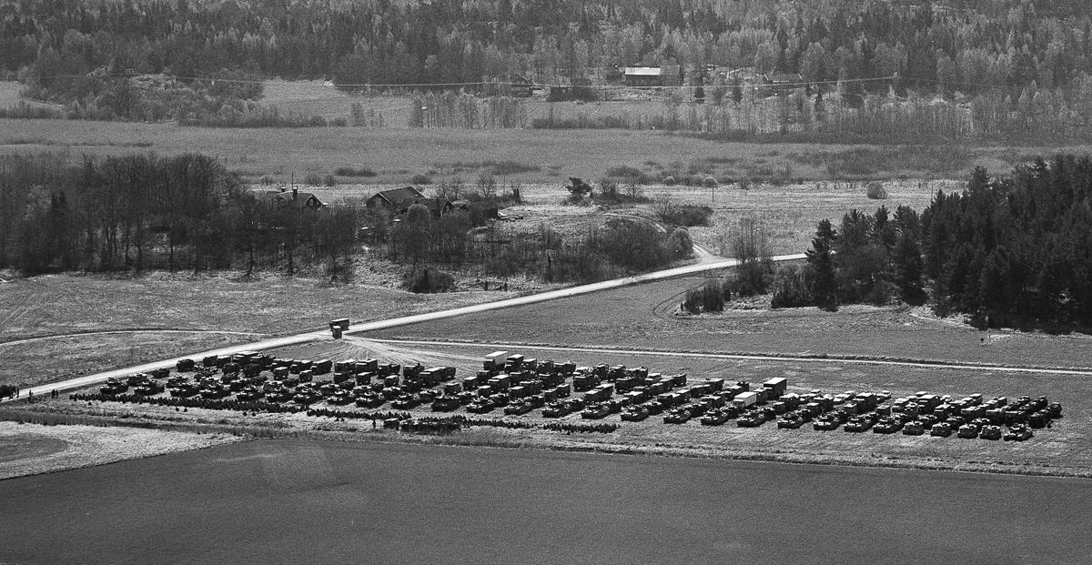 Pansarbataljonen uppställd för genomgång mellan Lagnögaragen och Viksberg.