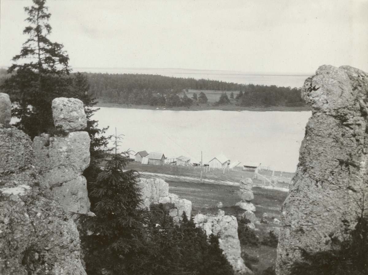 Text i fotoalbum: "I 5:s officersövningar på Gotland den 2.-10. juli 1924".