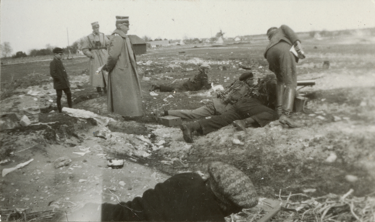 Text i fotoalbum: "Nationalbeväring och lottor å Fårö 13/5 1928".