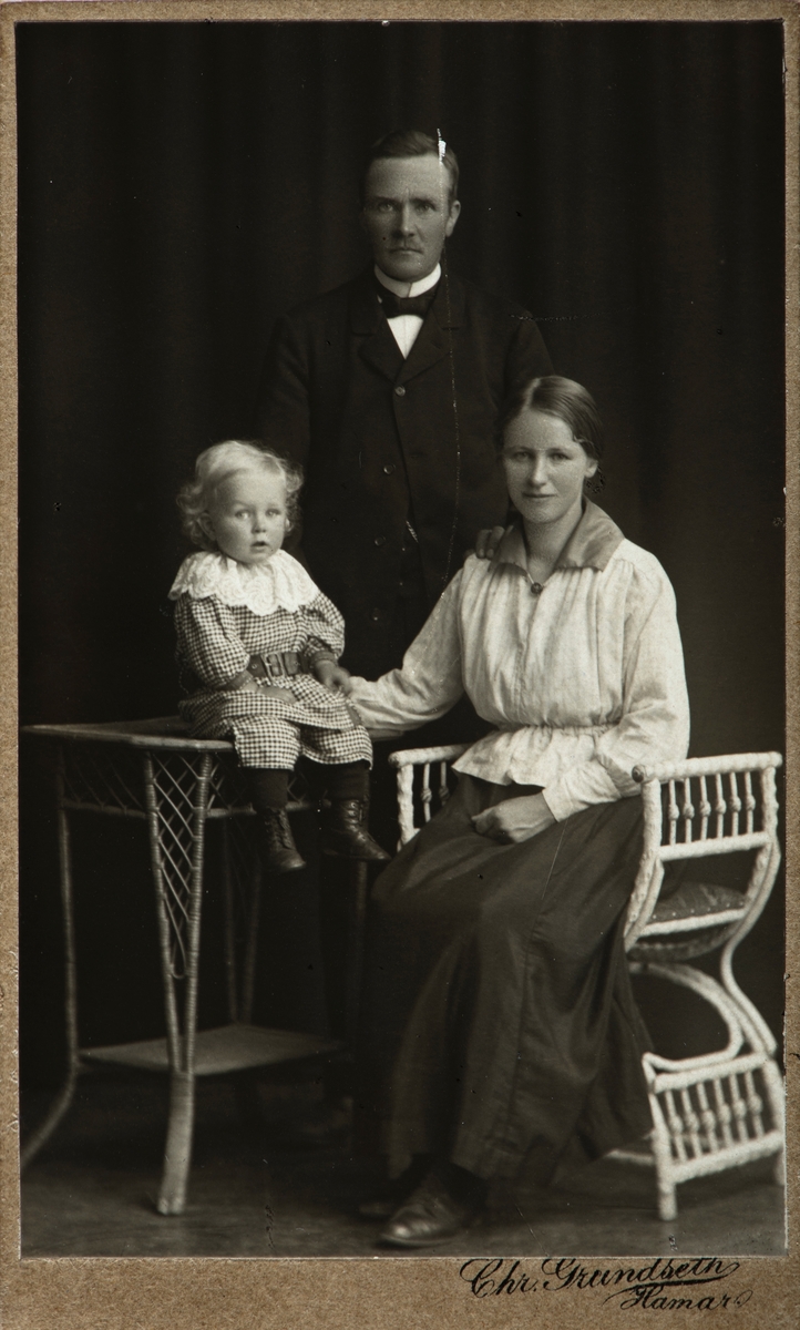 Familiegruppe, Kristian Eriksen f. 31.07.1881- d. 12.05. 1959,  Mathea Eriksen f. 07.09.1897-d. 09.08. 1979, Eivind Eriksen 24.12. 1917, d. 15.02.1991. Famileien bodde  på Brattberg i Romedal. Ekteparet fikk i alt 10 barn.