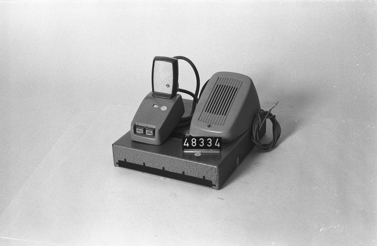 Högtalande telefontillsats med mikrofon och högtalare.
