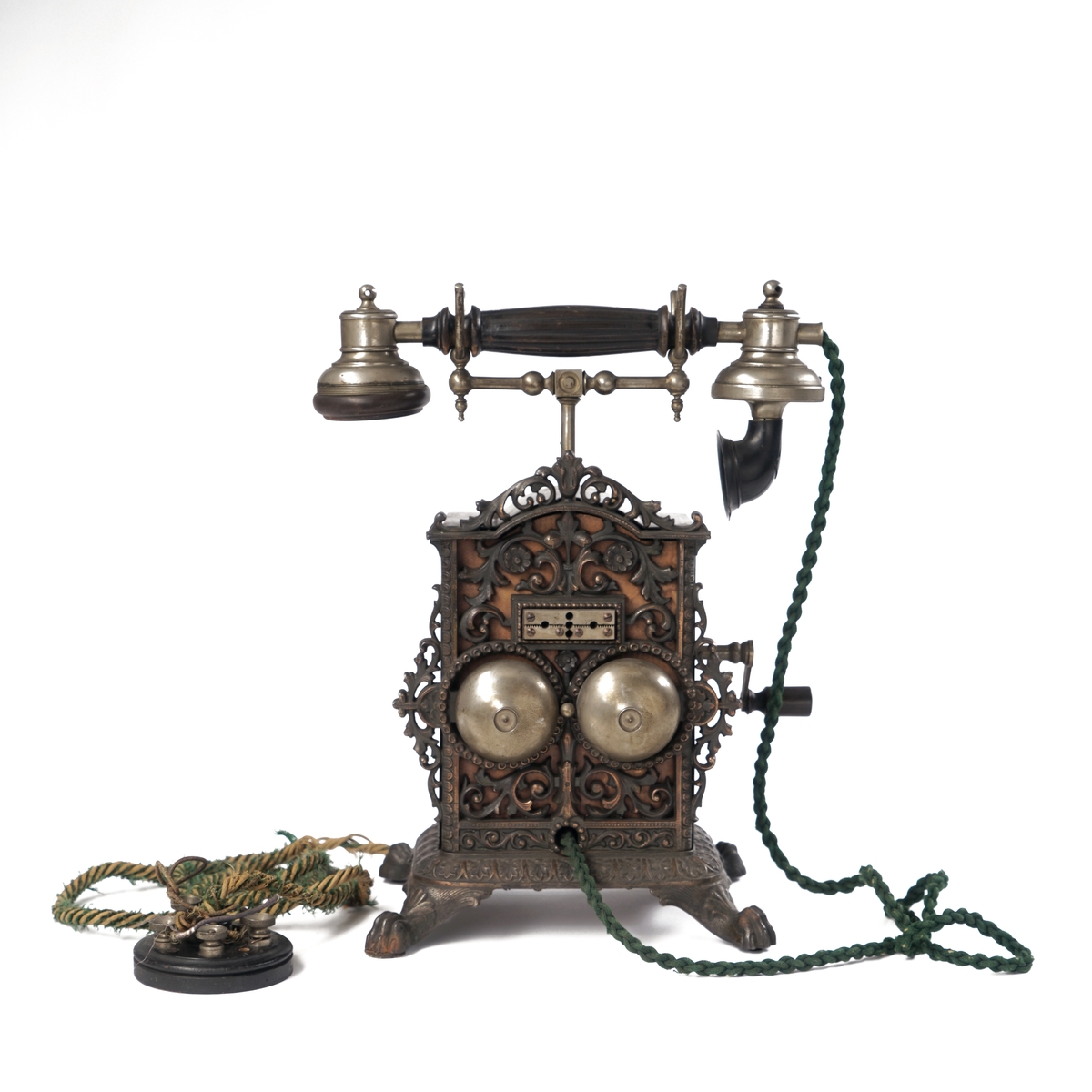 Telefonapparat med koblingsskive. Sort og gull med forsiringer.