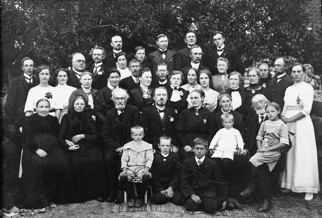 Slekt og vener samla i sølvbryllupet til Bolette Henrikke f. Seland (1868 - 1959) og Eivind Hognestad (1863 - 1936).
Personoppstillings-skjema med nummerering på biblioteket.
  1. Ingvar Andreas Hognestad
  2. Niese til Bolette, Solveig Skirnes?
  3. ?
  4. ?
  5. Hans H. Hognestad
  6. Peter Hognestad, bispen
  7. Gunnar E. Hognestad
  8. ?
  9. ?
10. ?
11. Hans E. Hognestad
12. ?
13. ?
14. Ola Mossige
15. Karen Olsdtr. f. Brueland, kona til nr 5
16. Gabrielle Dorthea Hognestad f. Åsland, bispefruen
17. ?
18. Hanna E. Hognestad g.m. nr. 14
19. ?
20. Torbjørg Hognestad
21. ?
22. ?
23. ?
24. ?
25. ?
26. Agnes Seland
27. Solveig Hognestad, yngste dotter til nr. 32. (ho skapte seg og ville ikkje bli, sat på steingarden, dei ga henne opp)
28. ?
29. "Moster Anda" tente på Hognestad i mang år.
30. Hans E. Hognestad
31. "Sølvbrudgommen", Eivind Hognestad
32. "Sølvbrura" Bolette Henrikke f. Seland
33. Tobine Samarie f. Røsstad Seland (1841 - 1926), mor til Bolette Henrikke
34. Andreas Ingvarson Seland (1837 - 1920) lærar, far til Bolette Henrikke
35. Bothild Hognestad
36. Steinar Hognestad på barnestolen
37. Olav E. Hognestad
38. ?
39. ?
Biletet er teke ikkje lenge etter at Sigrid, nest eldste dotter til sølvbrudeparet var død (24.1.1913). Det la ei slags tyngsle overover forsamlinga. Då Sigrid skulle gravleggjast var det ein farang? som gjorde at dei ikkje kunne ha ei vanleg gravferd.