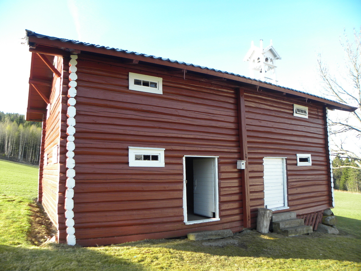 Klokketårnet på Li står på stabburet og har kryssformet saltak. Tårnet har den karakteristiske lanterneformen som er typisk for Stange-området. Ellers har tårnet rike detaljer i sveitserstil.