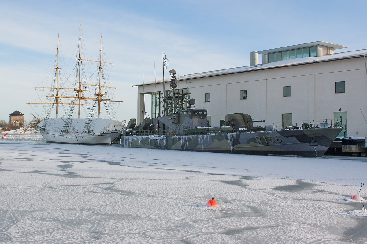 Skolfartyget Jarramas och robotbåten Västervik ligger förtöjda vid bryggan intill Marinmuseum.