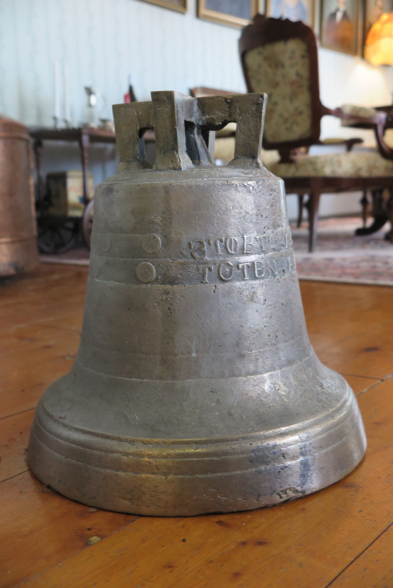 På Nashaug finnes det ikke noe klokketårn i dag, men fram til ut på 1950-tallet hang klokka i et stativ i tunet. Det forrige klokketårnet brant ned i 1897 som følge av at stallgutten skulle tømme asken i en av ovnene i drengestua. Det utviklet seg en brann som siden tok med seg hele bygningen. Det som var igjen av den gamle klokka ble tatt vare på og smeltet om til det som i dag er klokka på gården. Istedenfor et tradisjonelt klokketårn ble klokka plassert i et klokkestativ i tunet.