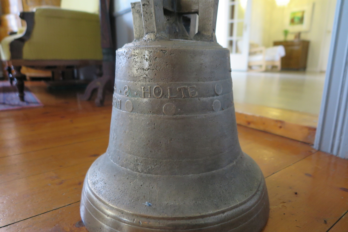 På Nashaug finnes det ikke noe klokketårn i dag, men fram til ut på 1950-tallet hang klokka i et stativ i tunet. Det forrige klokketårnet brant ned i 1897 som følge av at stallgutten skulle tømme asken i en av ovnene i drengestua. Det utviklet seg en brann som siden tok med seg hele bygningen. Det som var igjen av den gamle klokka ble tatt vare på og smeltet om til det som i dag er klokka på gården. Istedenfor et tradisjonelt klokketårn ble klokka plassert i et klokkestativ i tunet.