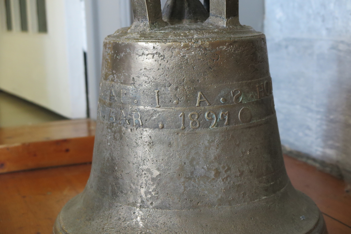 På Nashaug finnes det ikke noe klokketårn i dag, men fram til ut på 1950-tallet hang klokka i et stativ i tunet. Det forrige klokketårnet brant ned i 1897 som følge av at stallgutten skulle tømme asken i en av ovnene i drengestua. Det utviklet seg en brann som siden tok med seg hele bygningen. Det som var igjen av den gamle klokka ble tatt vare på og smeltet om til det som i dag er klokka på gården. Istedenfor et tradisjonelt klokketårn ble klokka plassert i et klokkestativ i tunet.